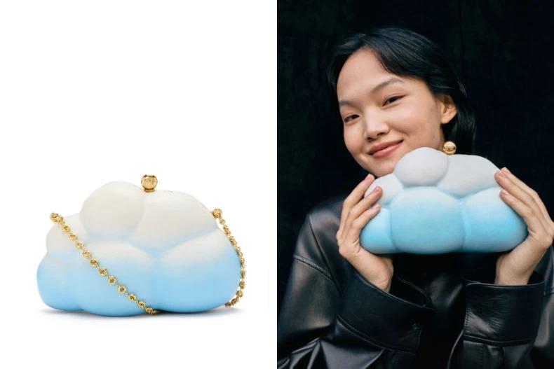 LOEWE推出這款設計精美的雲朵造型天空藍鍊帶包。(圖/LOEWE提供)