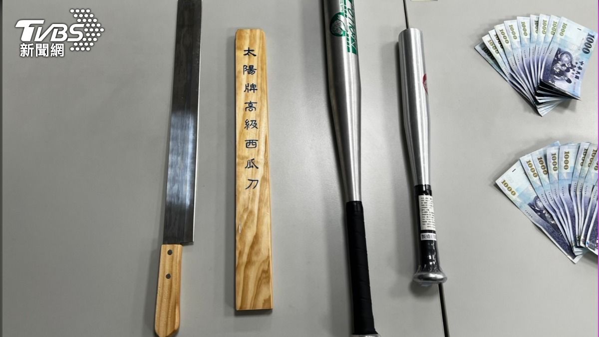 嫌犯車內藏有西瓜刀、球棒防身。（圖／TVBS）