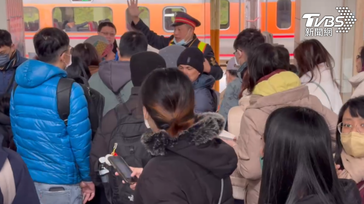 返鄉民眾哀號!台鐵善化=新市中斷 旅客寒風中苦等接駁車