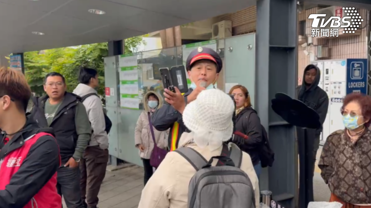 隆田站有民眾被迫下車,苦等半小時仍等不來接駁車。(圖/TVBS)