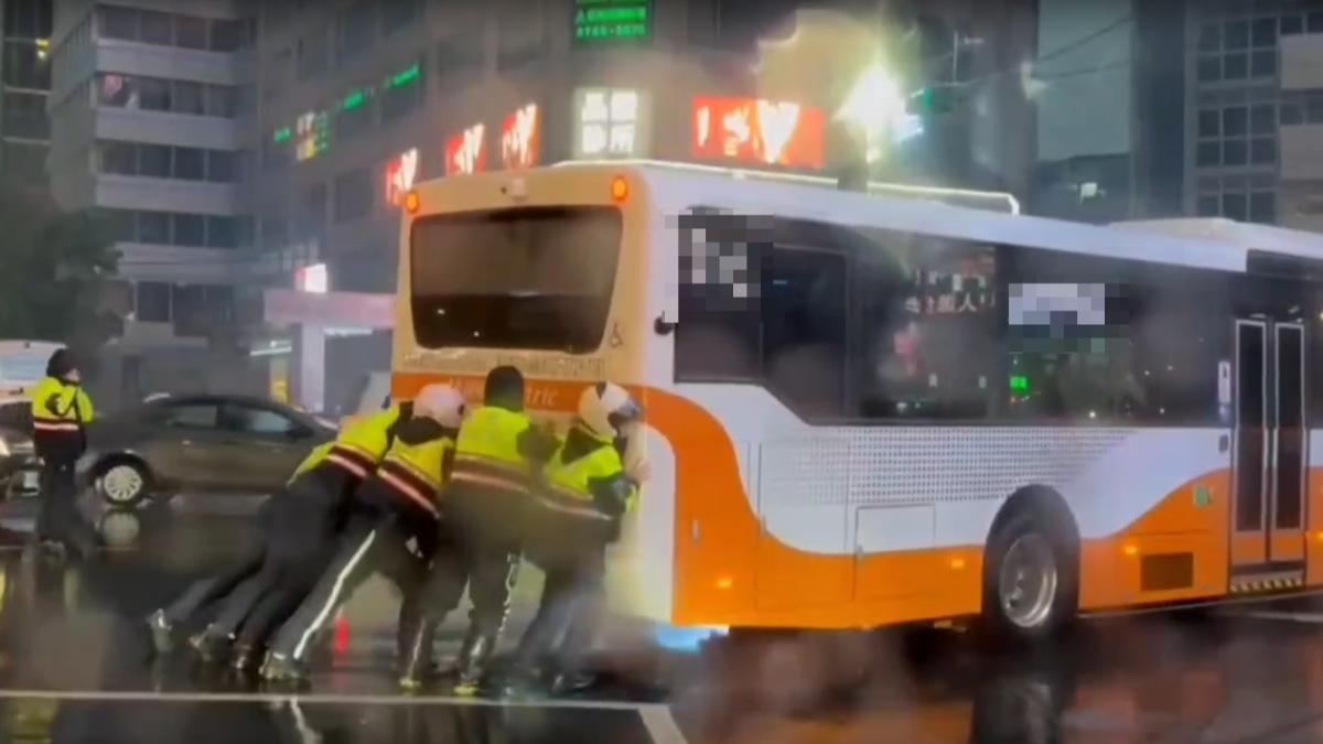 信義區擦撞車禍！員警推「拋錨公車」到路邊　畫面曝光