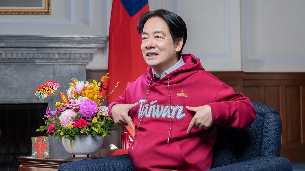 賴清德身穿「Taiwan」字樣紅帽T亮相。(圖/總統府提供)