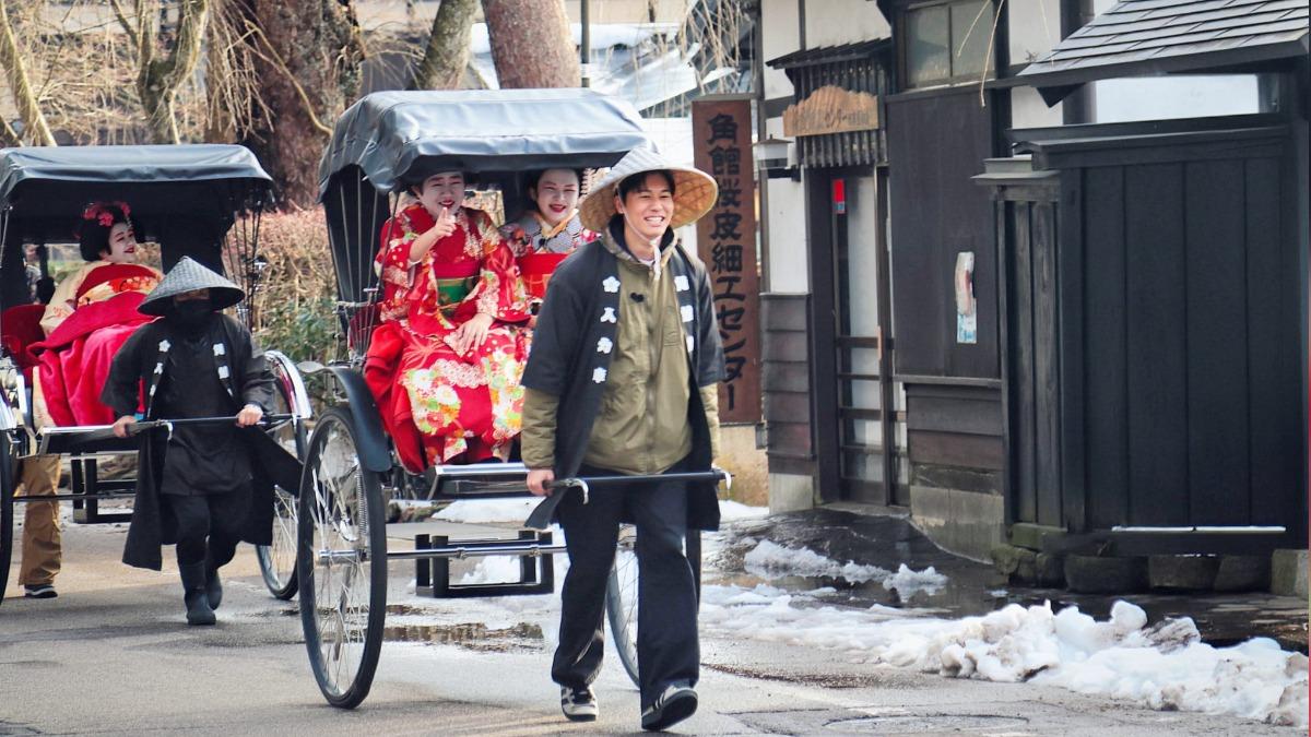 來賓風田擔任車伕。(圖/桂田文化藝術基金會、桂田文創提供)