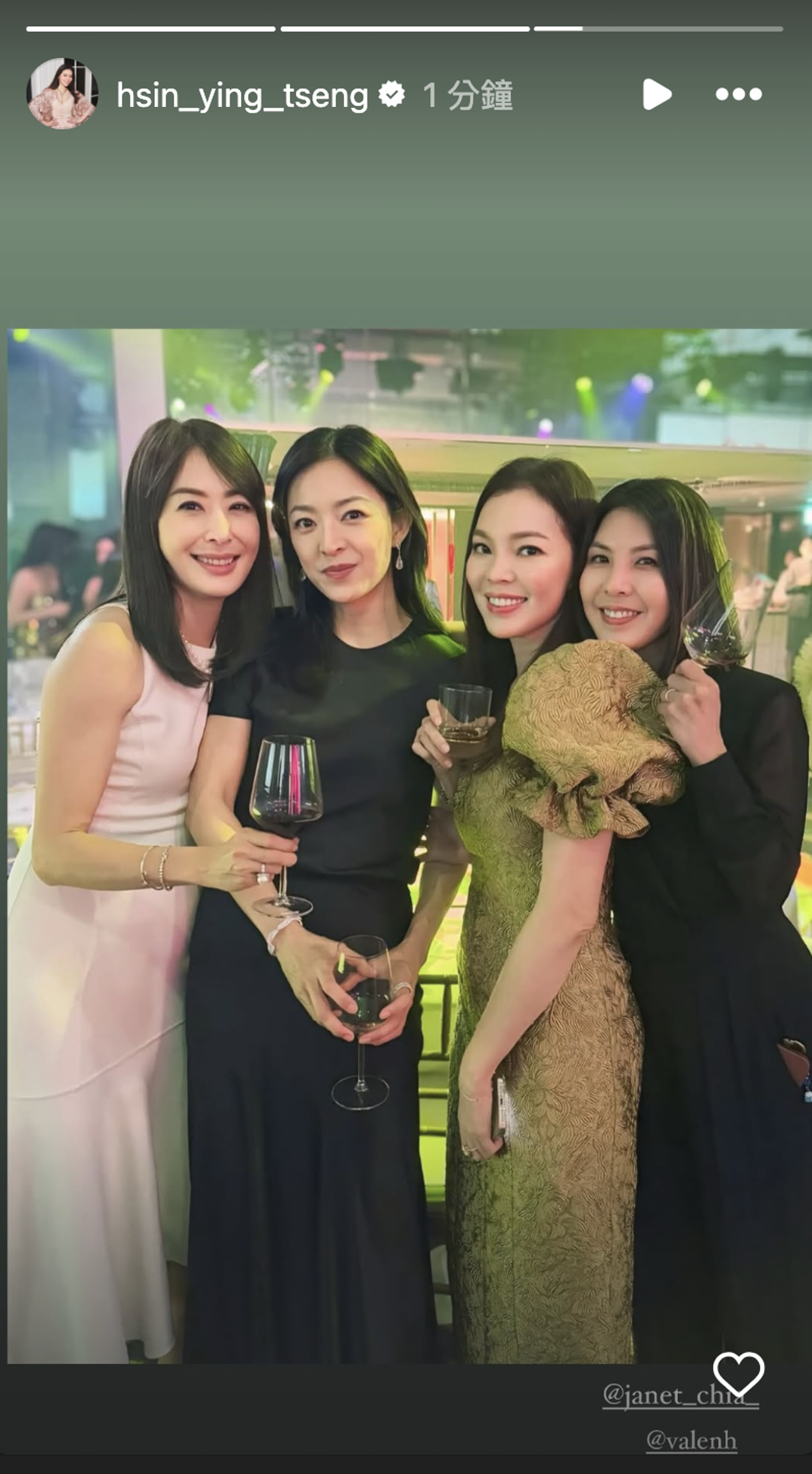 曾馨瑩在在王偉忠女兒歸寧宴上,與賈永婕(左)、許茹芸(右)合照。(圖/翻攝自曾馨瑩IG)
