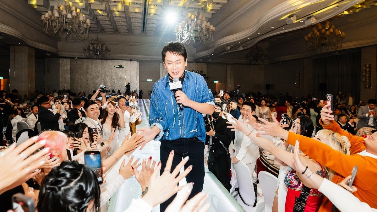 角頭男神王識賢演唱,讓現場所有賓客瘋狂。(圖/李老闆直播集團提供)