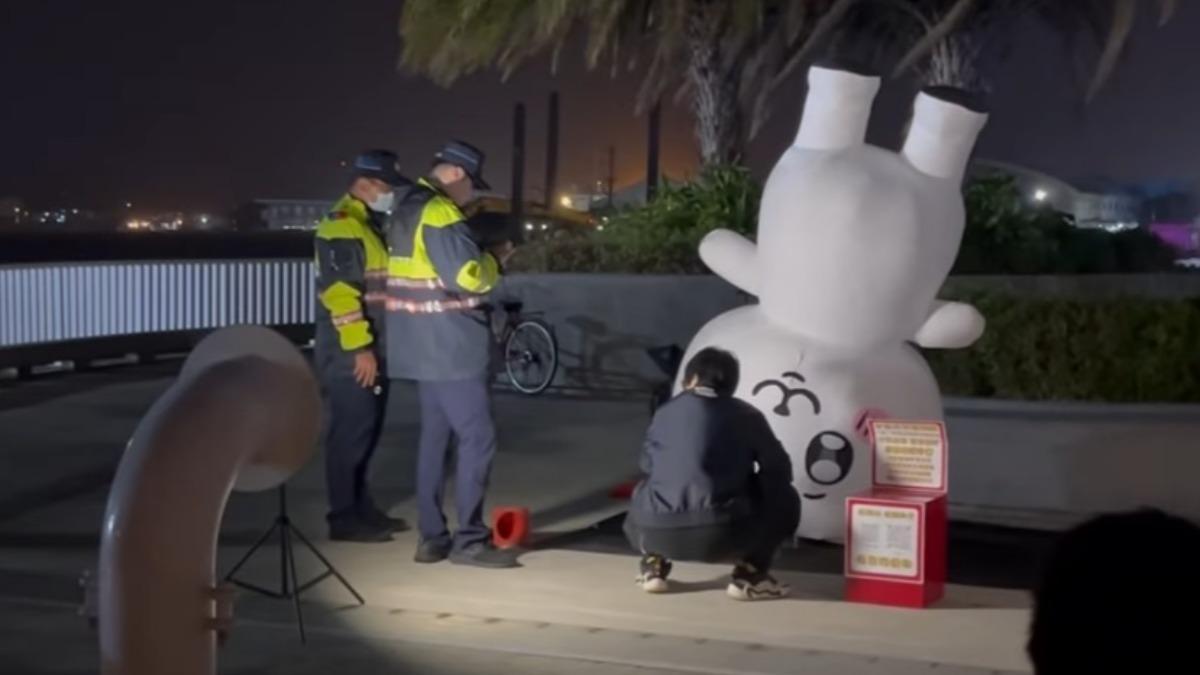 「吉伊卡哇」要被警察銬走？爆笑畫面掀討論　轄區分局說話了