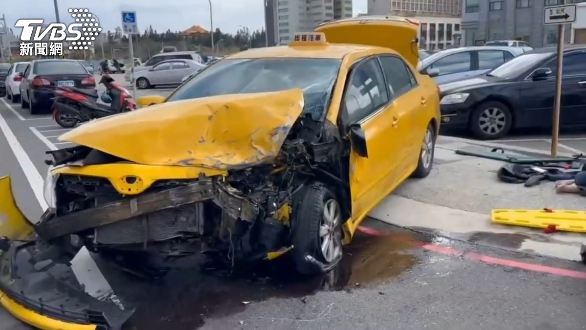 澎湖兩車對撞！計程車撞爛　3人受傷1人受困車內