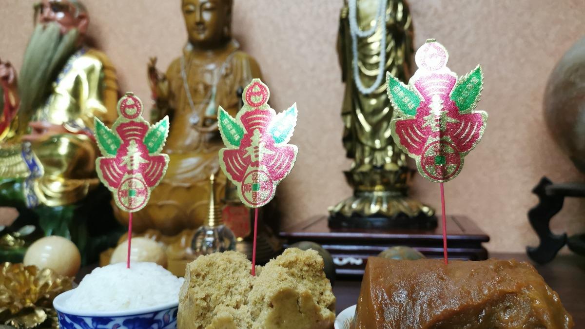 神明前及公媽靈前，堆疊柑塔，供年粿、發糕、春飯。（圖／楊登嵙提供）