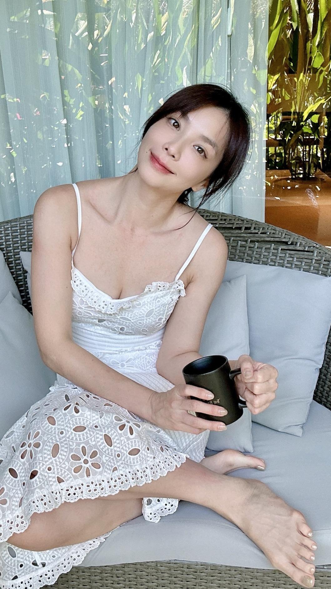 王嫚萱(湘瑩)在龍年尾巴升格幸福人妻。(圖/翻攝自臉書)