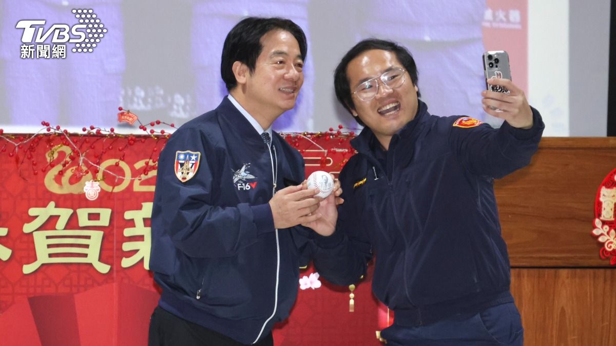 賴清德獲贈客製化棒球。(圖/潘建樺攝)