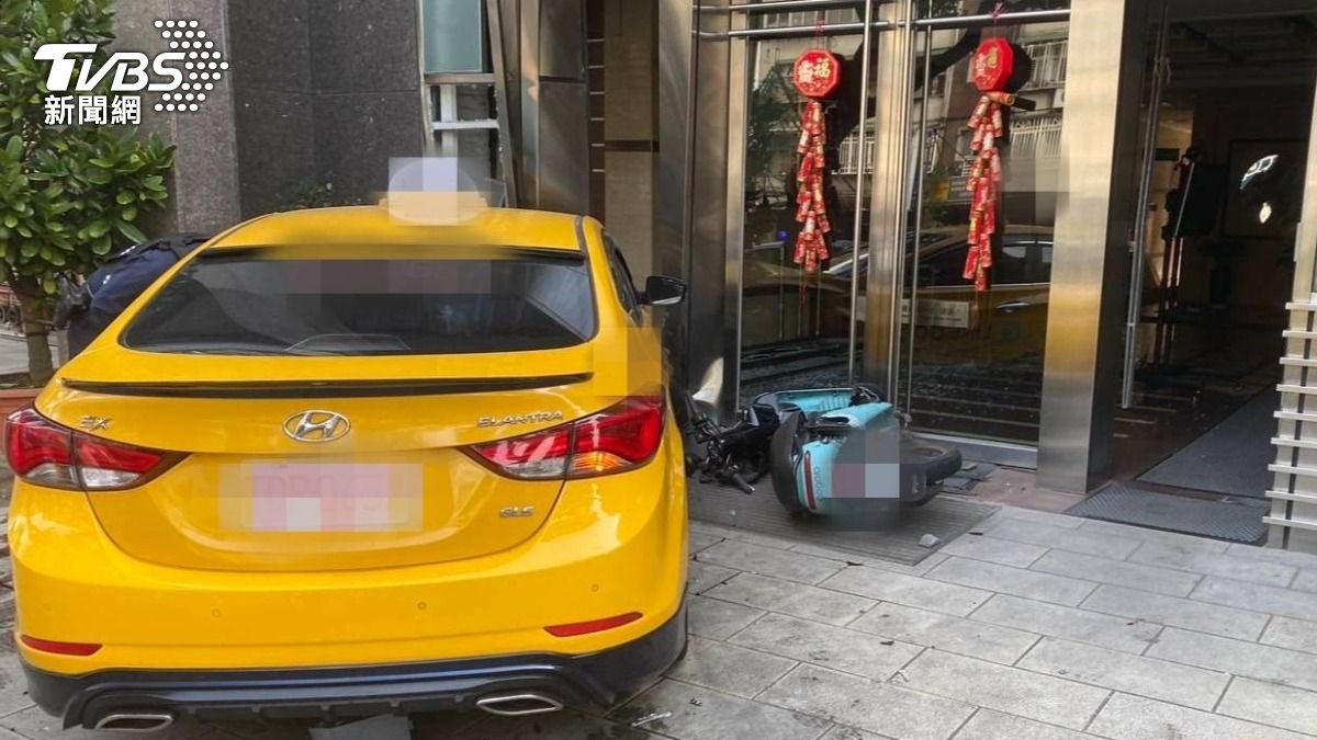剛洗腎完身體不適!小黃失控衝人行道 連撞4車波及文官學院