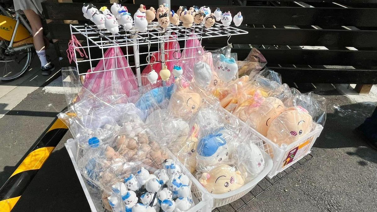 活動周邊卻出現許多攤販販售盜版吉伊卡哇商品。(圖/翻攝自高雄點臉書)