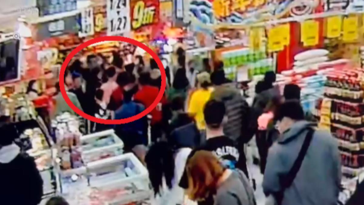 兩男採買年貨時激動互毆，家人也攔不住。（圖／TVBS）