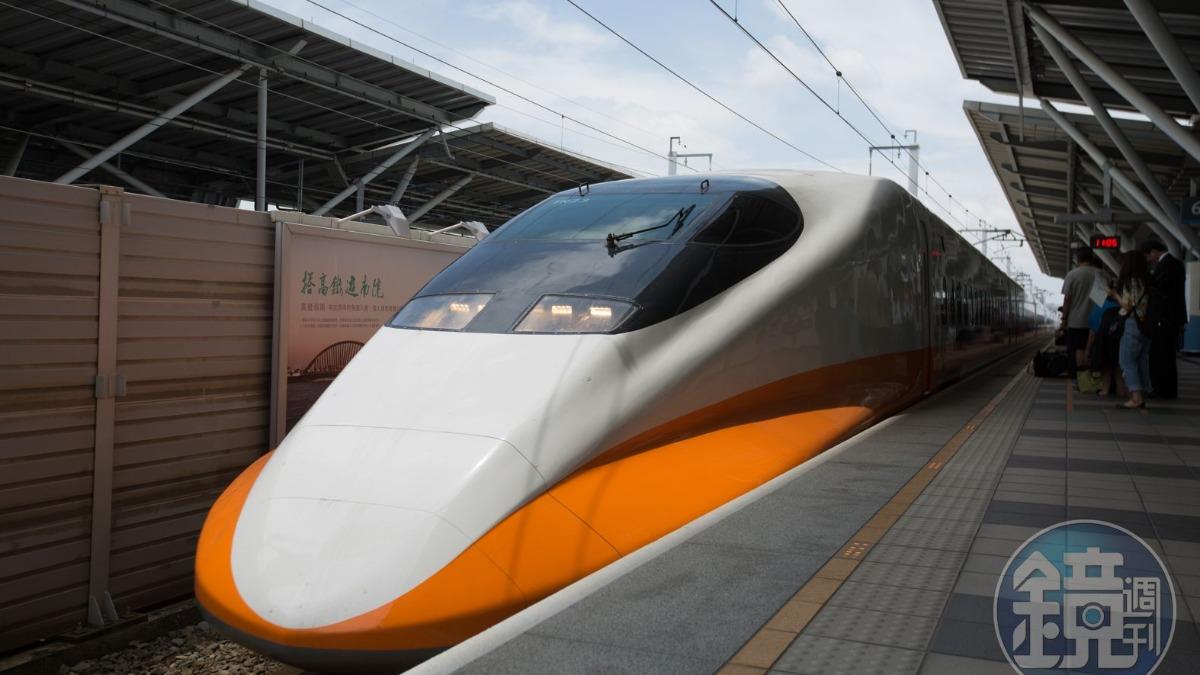 高鐵暢聊遭制止!阿嬤道歉一句話全場愣住 網:拿麥克風也接受