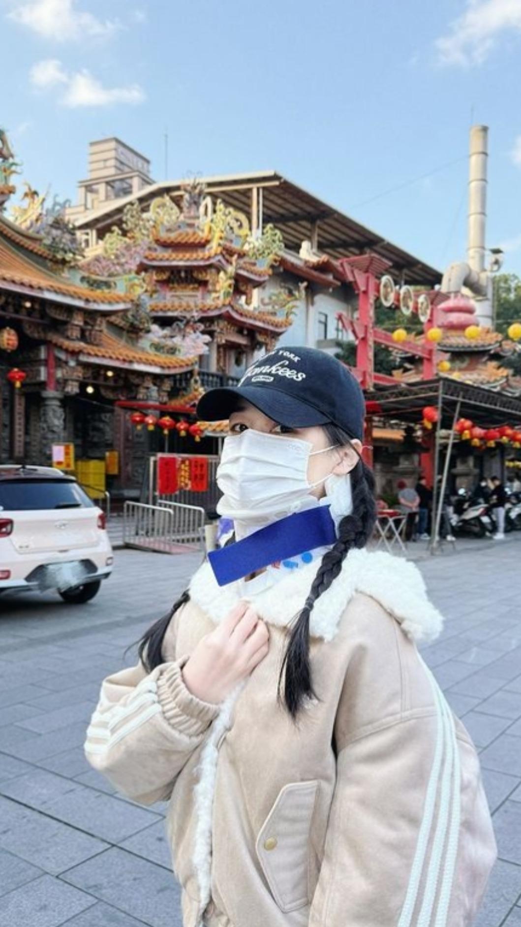 千千曬出戴護頸的照片報平安。(圖/翻攝千千IG)