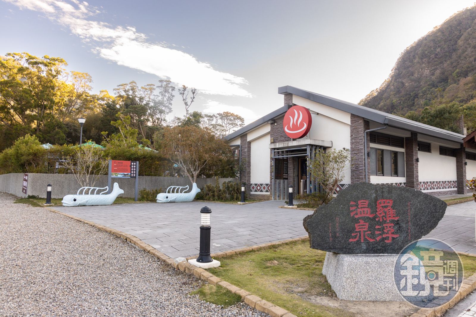 「羅浮溫泉湯池」是戶外大眾湯池,設有溫泉池、藥浴池、SPA池、兒童池等,需著泳裝入場。(圖/鏡週刊)
