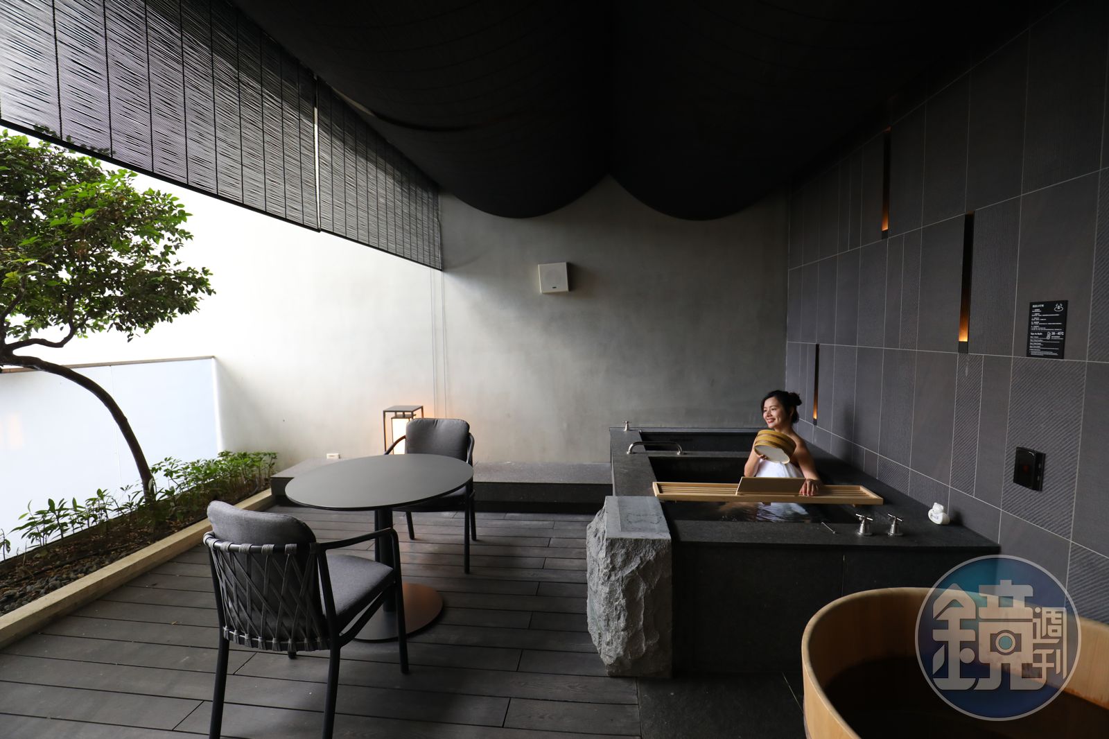 每個樓層僅有一間的景觀套房「花園和洋套房」,可獨享戶外三湯池。(圖/鏡週刊)