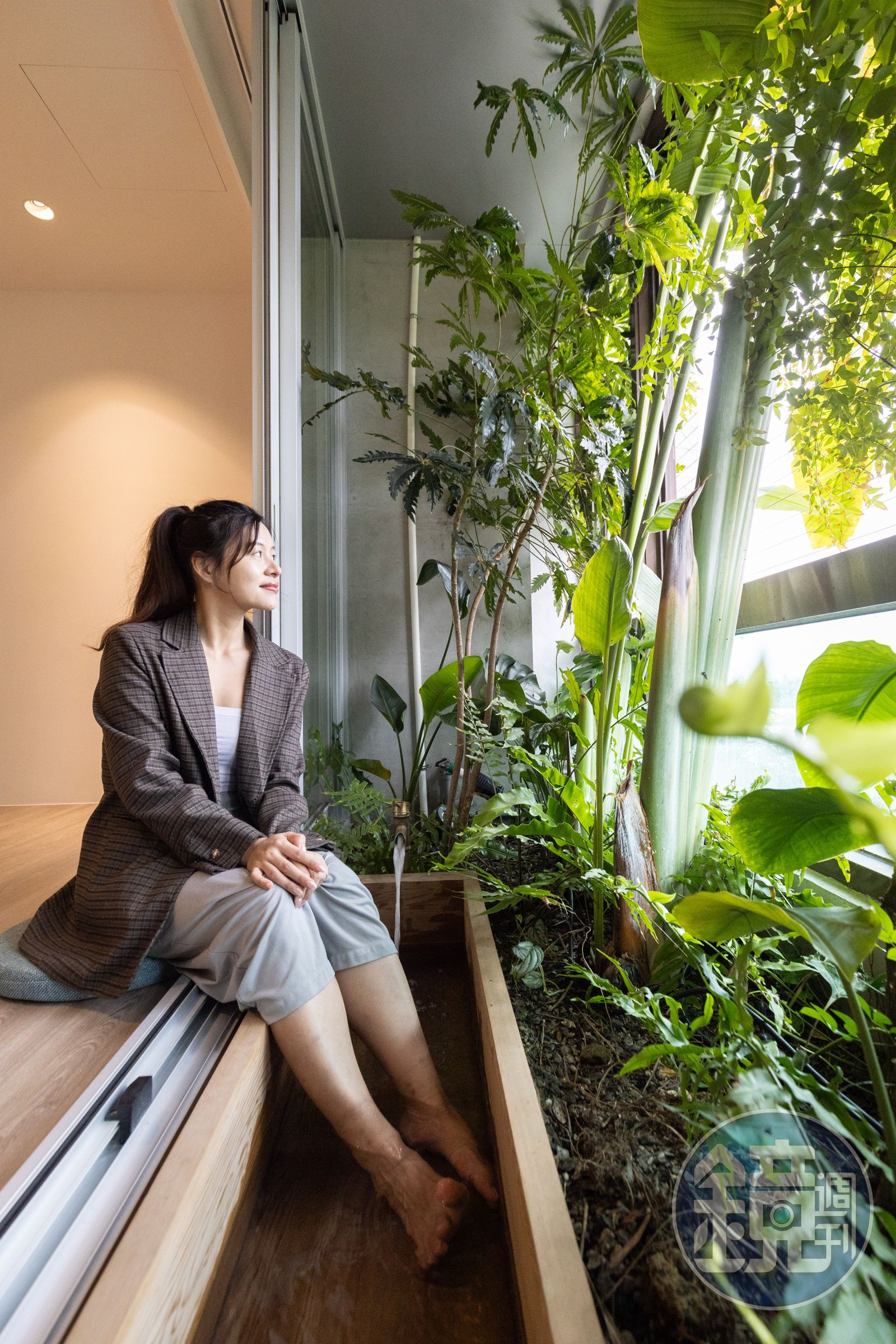 森境套房中的連通空間可以坐在植栽前放鬆泡足湯。(圖/鏡週刊)