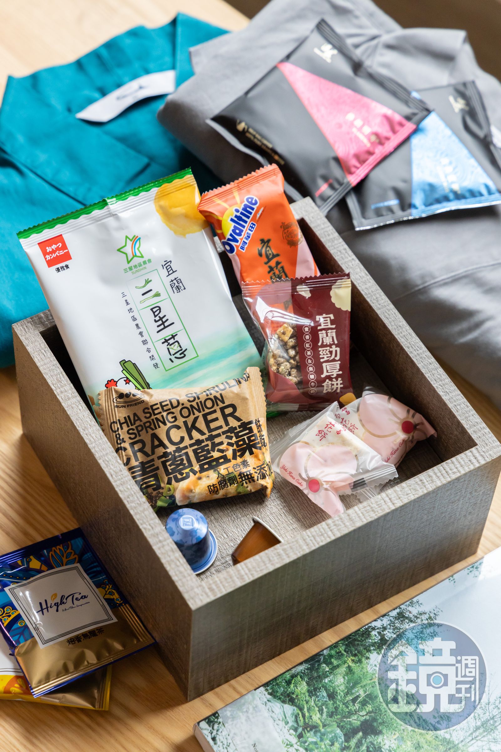 房內準備了多款宜蘭在地特色小點心,像是宜蘭勁厚餅、阿華田口味的牛舌餅、三星蔥點心麵等讓旅客嘗鮮。(圖/鏡週刊)