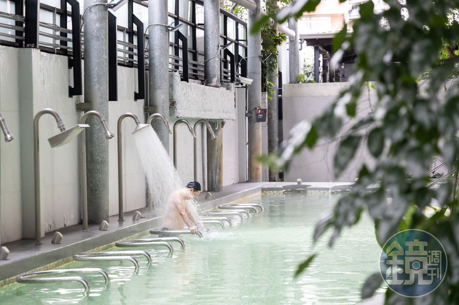 「泉境SPA」提供水療池、超音波按摩、兒童池、烤箱等多樣設施。(圖/鏡週刊)