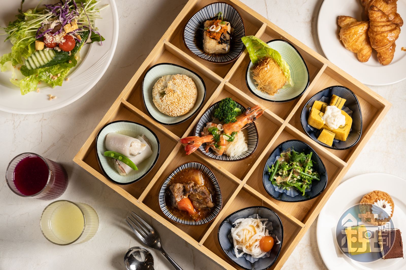 依照時令變化的午間套餐「九宮格套餐」,當日提供了主廚特製的三星蔥燒餅、山藥涼麵、金蒜銀絲蒸炒蝦、溫泉蕃茄燉牛肉、銀蘿鱸魚菲力等美味。(660元/份)入住冠翔泉旅,不必額外花錢就能體驗與溫泉魚腳底親密接觸的奇特感受。不定期更換配方的「五行溫泉池」,提供漢方、人蔘、茉莉等多種草本精油池。「泉境SPA」提供水療池、超音波按摩、兒童池、烤箱等多樣設施。(圖/鏡週刊)