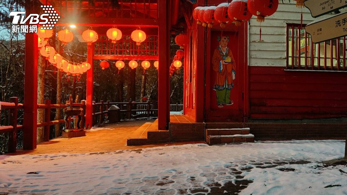 部分民眾已搶在封園前一睹雪景。(圖/TVBS)