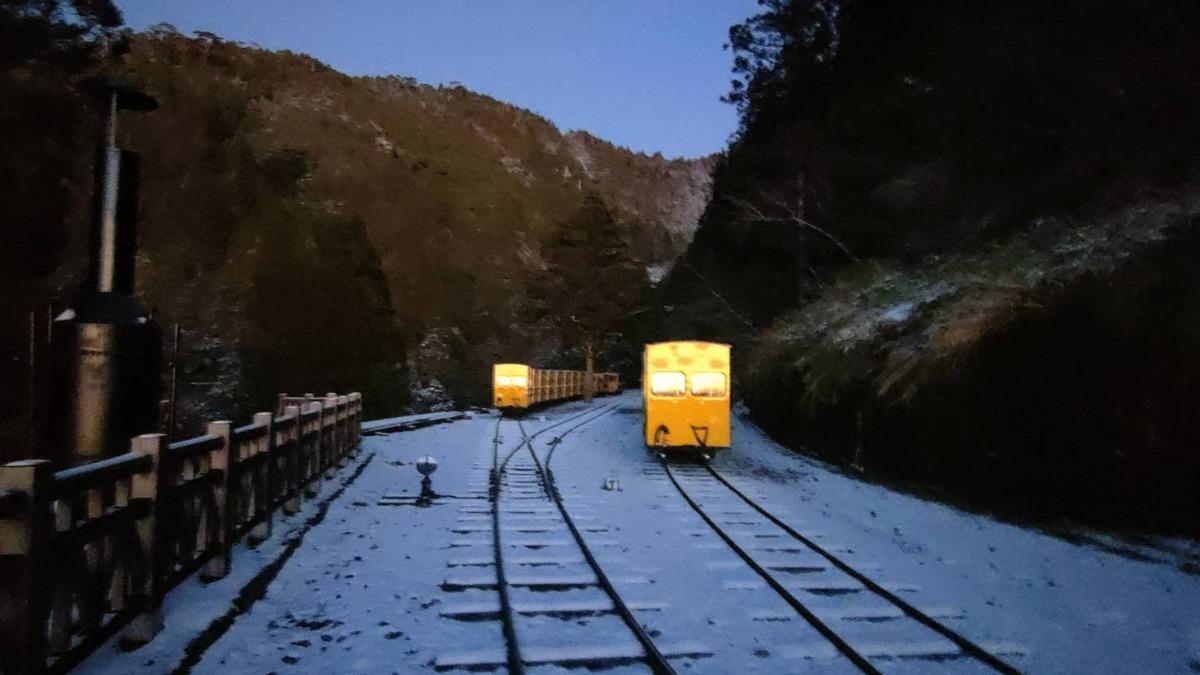 太平山國家森林遊樂區地面結冰、體感上相對乾冷。(圖/林保署宜蘭分署提供)