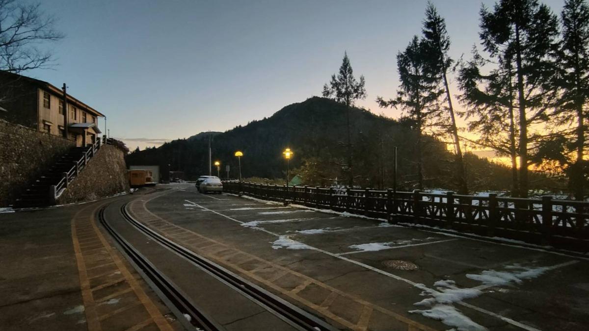 太平山國家森林遊樂區地面明顯結冰。(圖/ 林保署宜蘭分署提供)