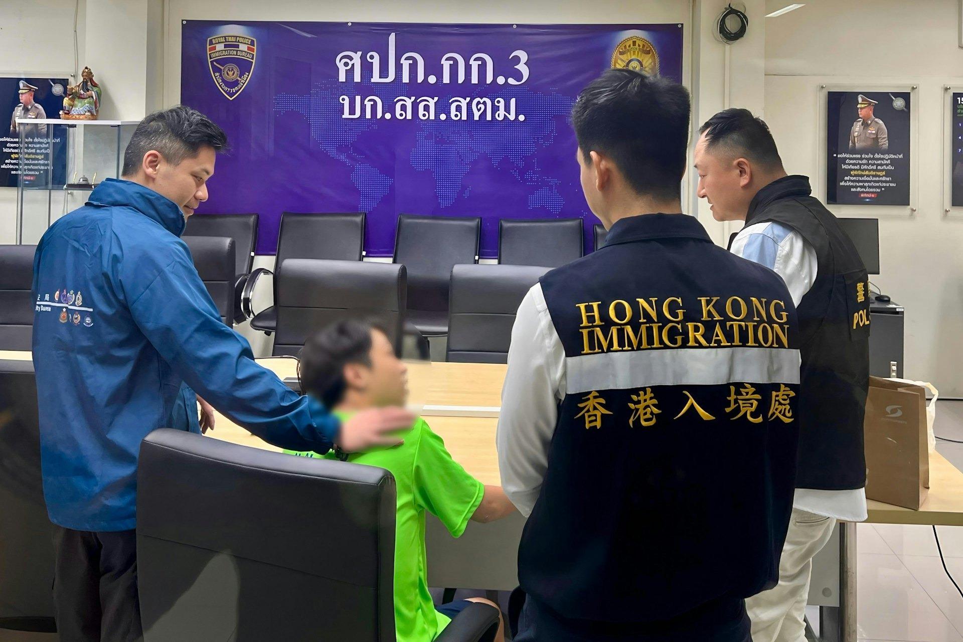 專責小組成員與獲救港人(左二)1月24日在曼谷的拘留中心見面。(圖/香港政府新聞處提供)
