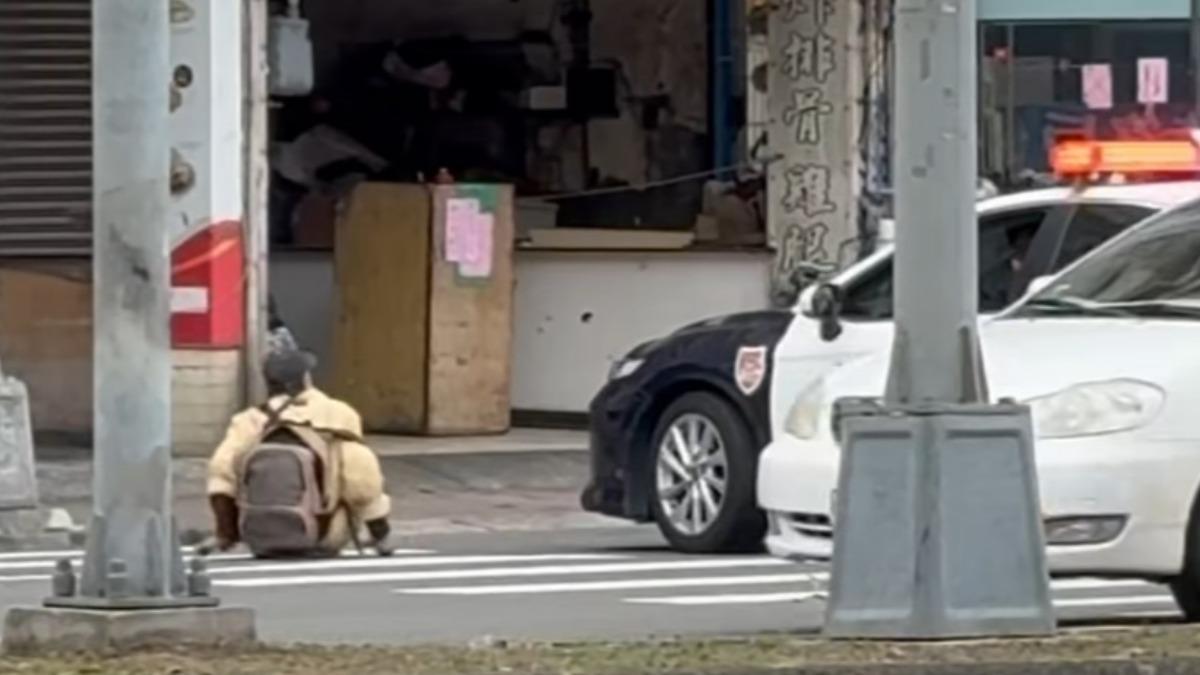 高雄翁寒風中爬行過馬路!警霸氣「鳴笛擋車」保護 暖哭上萬人