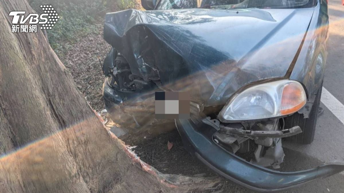 小年夜悲劇!苗栗翁開車失控撞路樹 「引擎凹一半」當場慘死