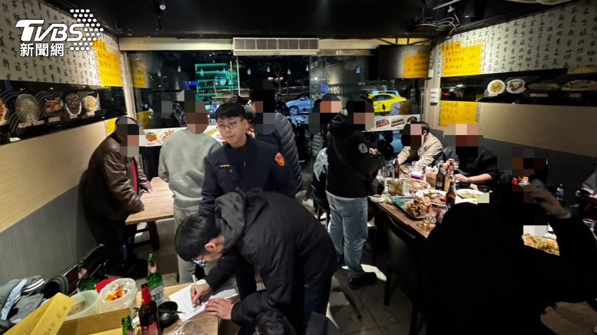 小年夜新北燒烤店備妥麻將、撲克、骰子 一秒變賭場8賭客全被逮