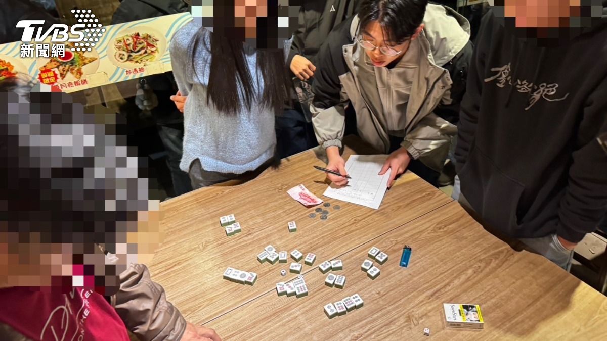 現場查扣賭具賭資,8人全被帶回法辦。(圖/TVBS)