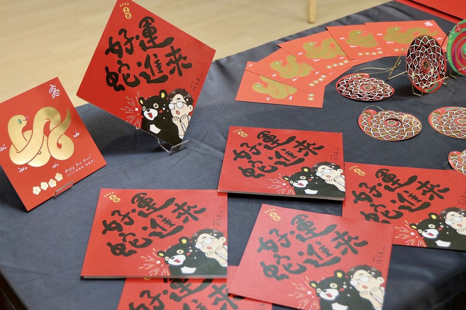 小龍年到來,高市府推出《好運蛇進來》斗方春聯。(圖/高市府提供)