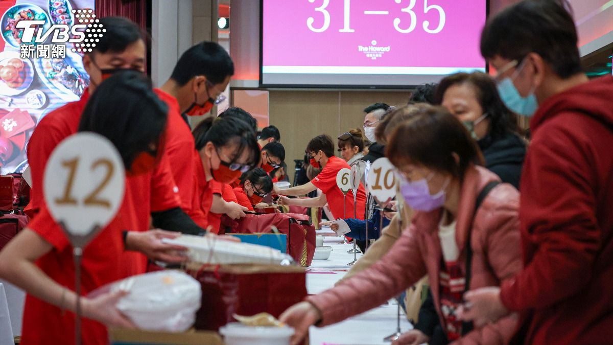 不少民眾一早就來飯店領取訂購年菜。(圖/記者華子琛攝)