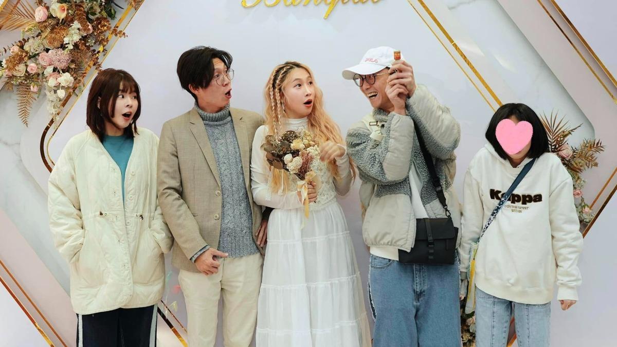 浩子（左二）和老婆一同現身戶政事務所，為黃云歆（中）證婚。（圖／翻攝自黃云歆臉書）