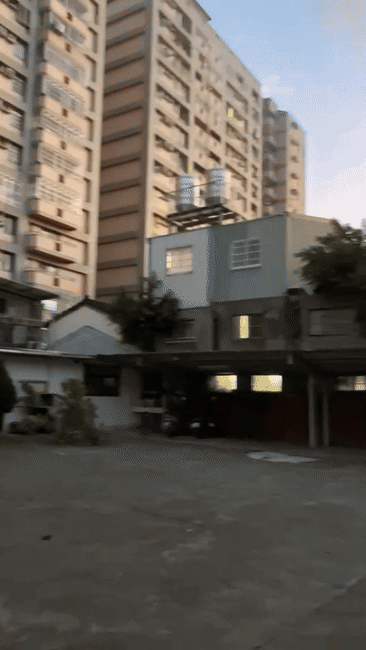 只見屋內濃煙竄天,透過窗戶也可看見猛烈火勢。(圖/TVBS)