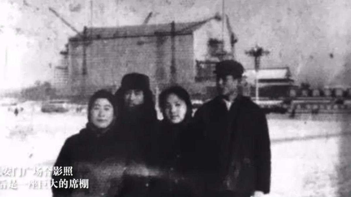 當時人們合照,背後天安門被天棚包住。(圖/翻攝自 北京日報)