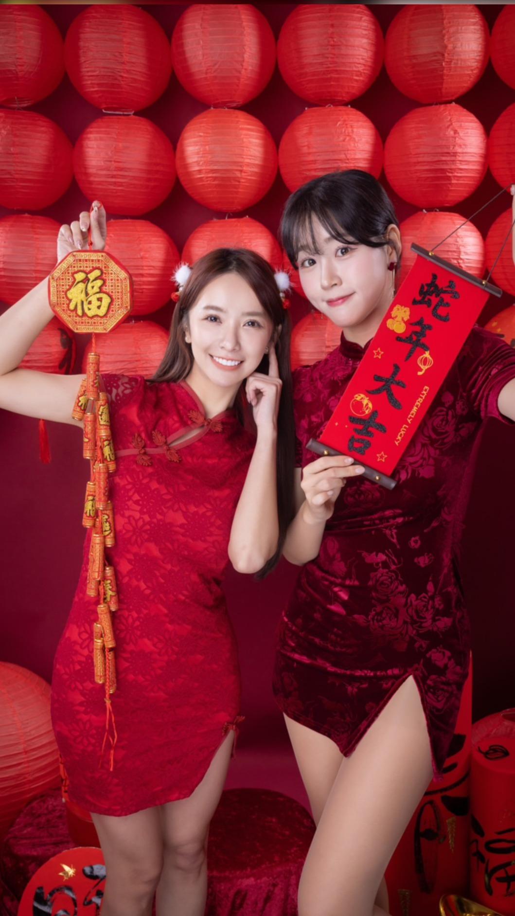 禾羽(左)和金渡娥旗袍裝秀辣腿。(圖/涵氧整合行銷提供)