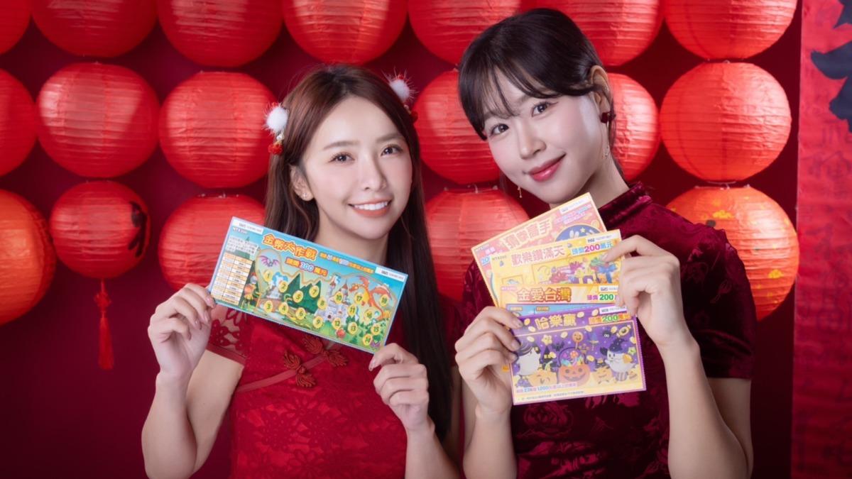 金渡娥(右)首次體驗台灣刮刮樂。(圖/涵氧整合行銷提供)