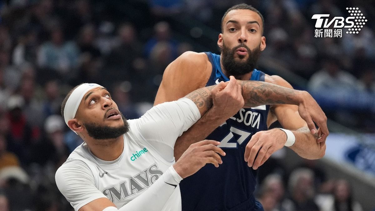 NBA/灰狼主場上演絕命終結站 喇叭空中掉落險砸戈貝爾
