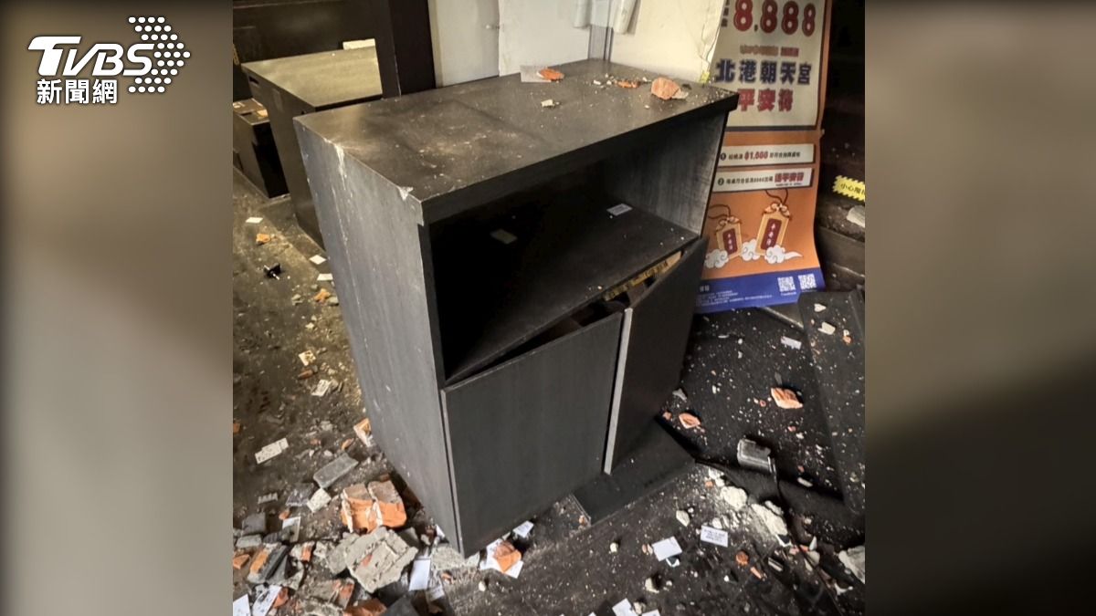店內物品一片狼藉。(圖/TVBS)