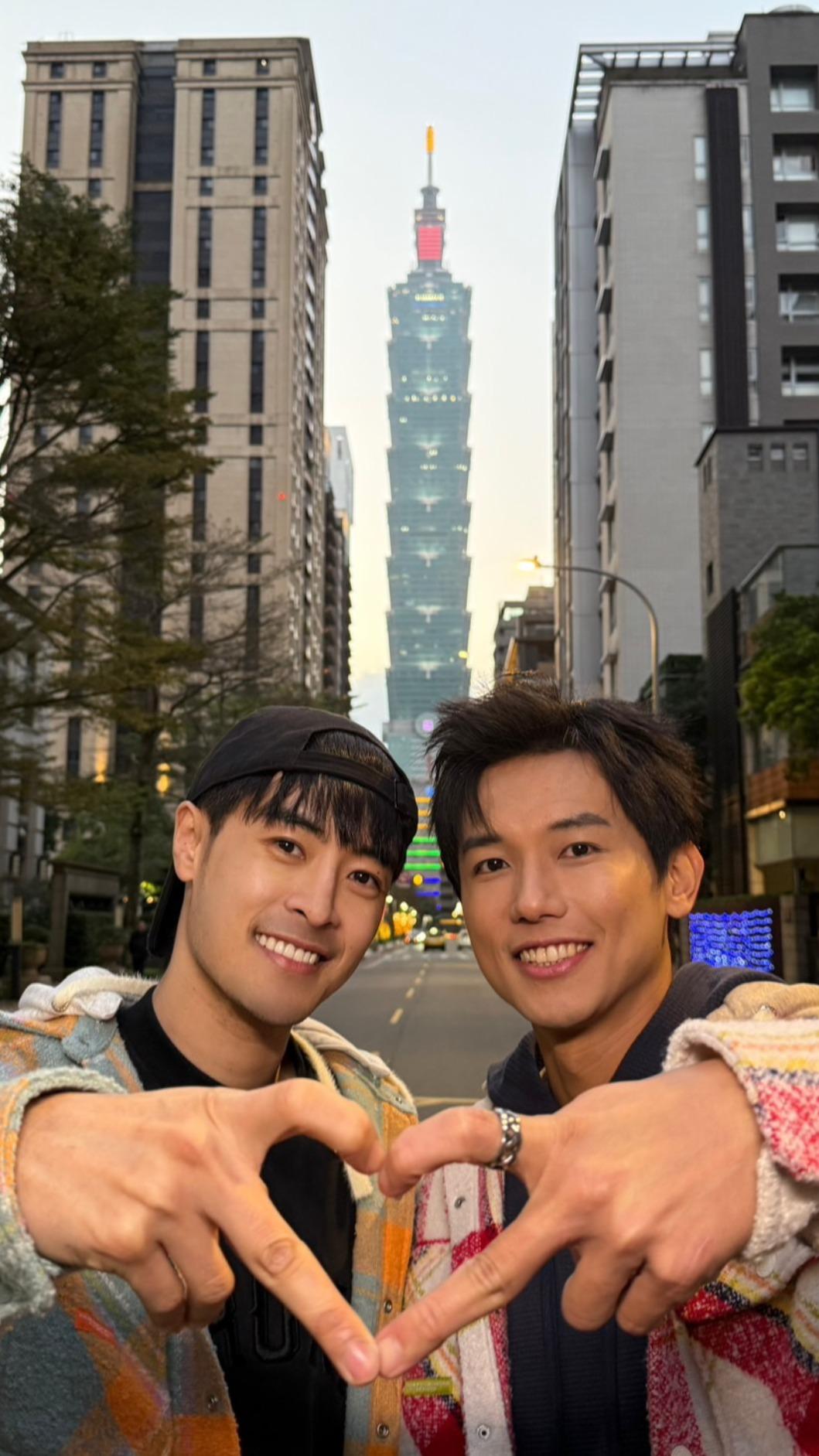 朱宇謀(左)、文威登跟「亮紅燈」的台北101合影。(圖/經紀人提供)