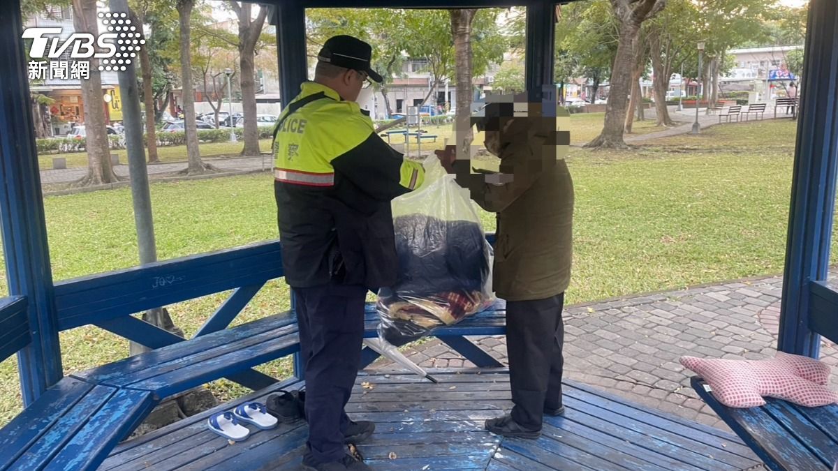 長期睡涼亭不回家！台中翁寒流凍到狂抖　暖警送上泡麵雪中送炭