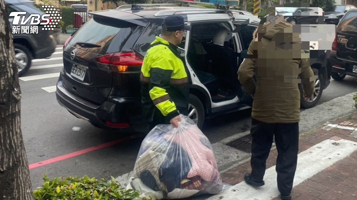 警方幫助張翁收拾家當,載回派出所協助安置。(圖/TVBS)