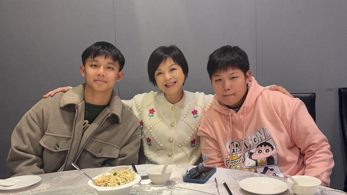 楊貴媚和國善、喬恩年前聚餐,她表示自己像家長一般看孩子成長。(圖/桂田文化藝術基金會、桂田文創提供)