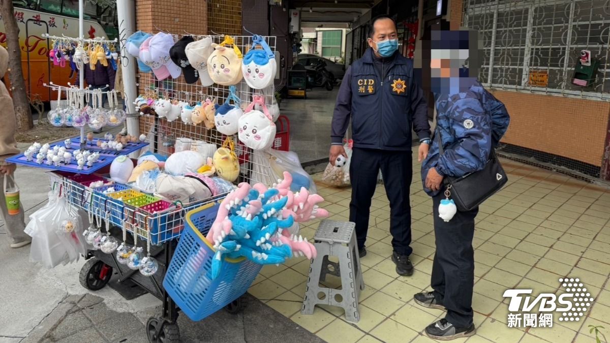 警方展開專案行動對未授權的「吉伊卡哇」攤商開罰。（圖／TVBS）