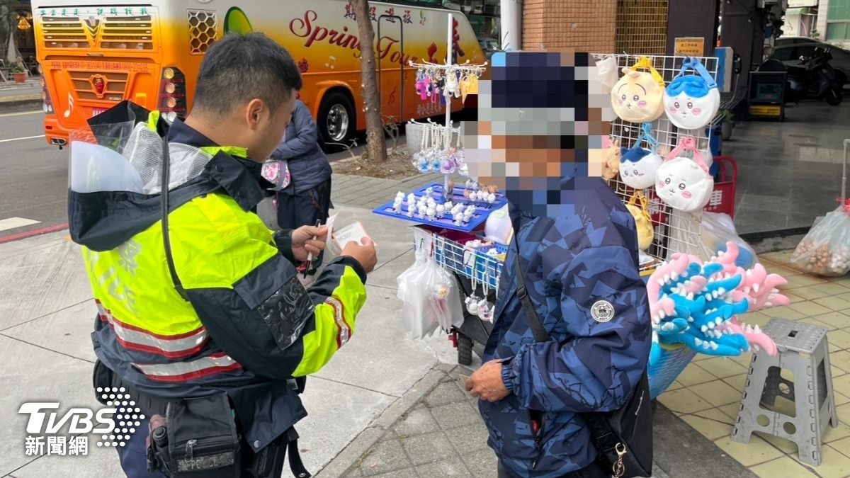 警方展開專案行動對未授權的「吉伊卡哇」攤商開罰。（圖／TVBS）