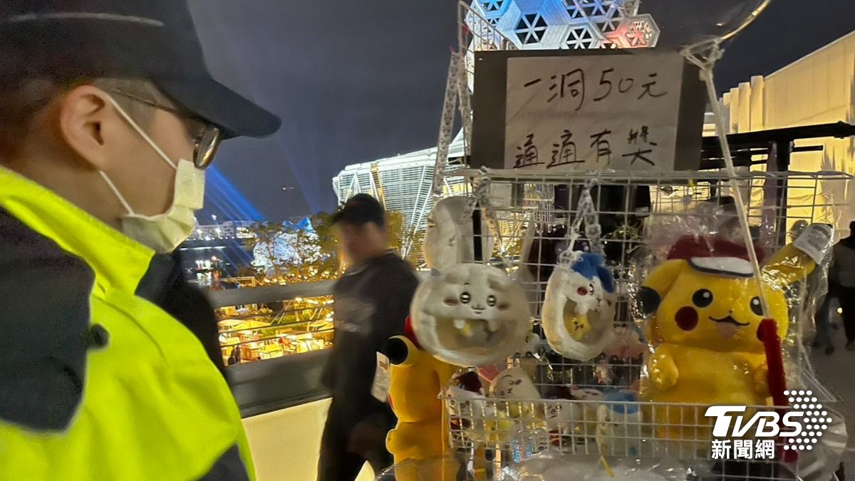 警方展開專案行動對未授權的「吉伊卡哇」攤商開罰。（圖／TVBS）