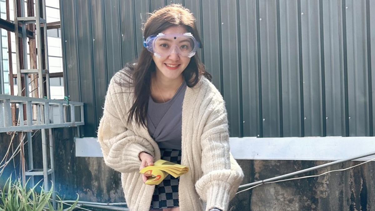 正妹在台南路邊燒金紙戴護目鏡「美成這樣」 近看竟是大咖女神